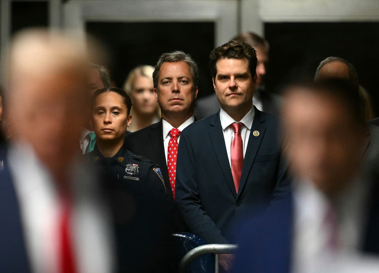 El representante Andy Ogles, republicano por Tennessee, izquierda, y el representante Matt Gaetz, republicano por Florida, en la corte de Manhattan, junto al expresidente Donald Trump.