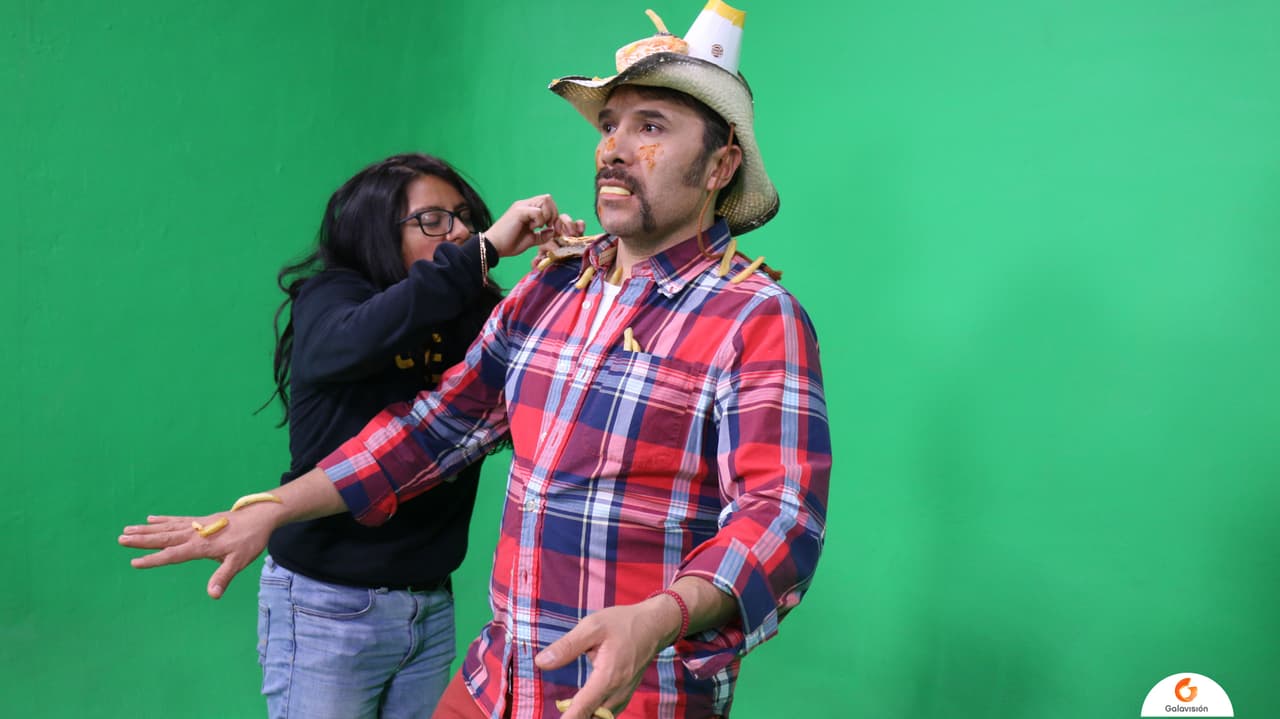 Por primera vez en Los Cousins se colocó comida real en la ropa y cara de Luis Manuel.