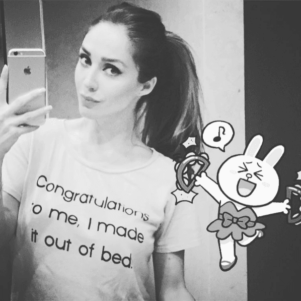 Su cara se ve mucho más radiante y hermosa.