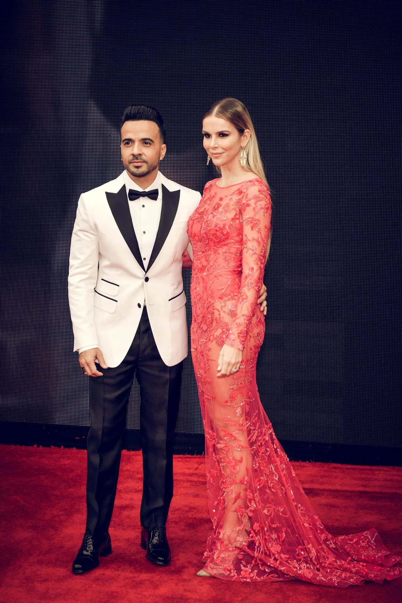 Otro de los famosos que llegó acompañado de su esposa fue Luis Fonsi.