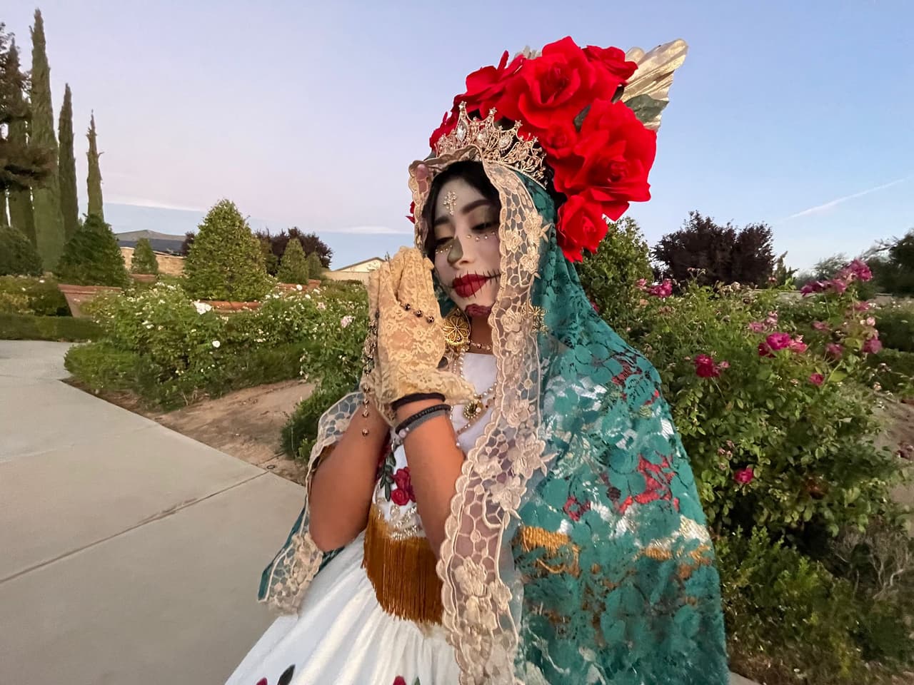 A su corta edad se enorgullece de sus raíces y hace homenaje a las mismas portando con orgullo su traje de Catrina.