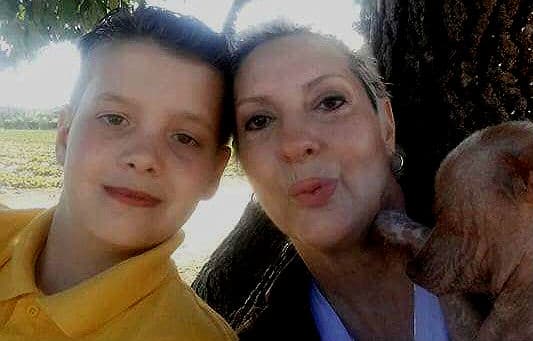 María Glass, sobreviviente de cáncer de seno, con su hijo Bobby.