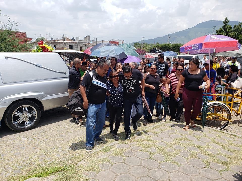 Entre lágrimas y sollozos, amigos y familiares asistieron para despedir a los cantantes tras la inesperada tragedia.