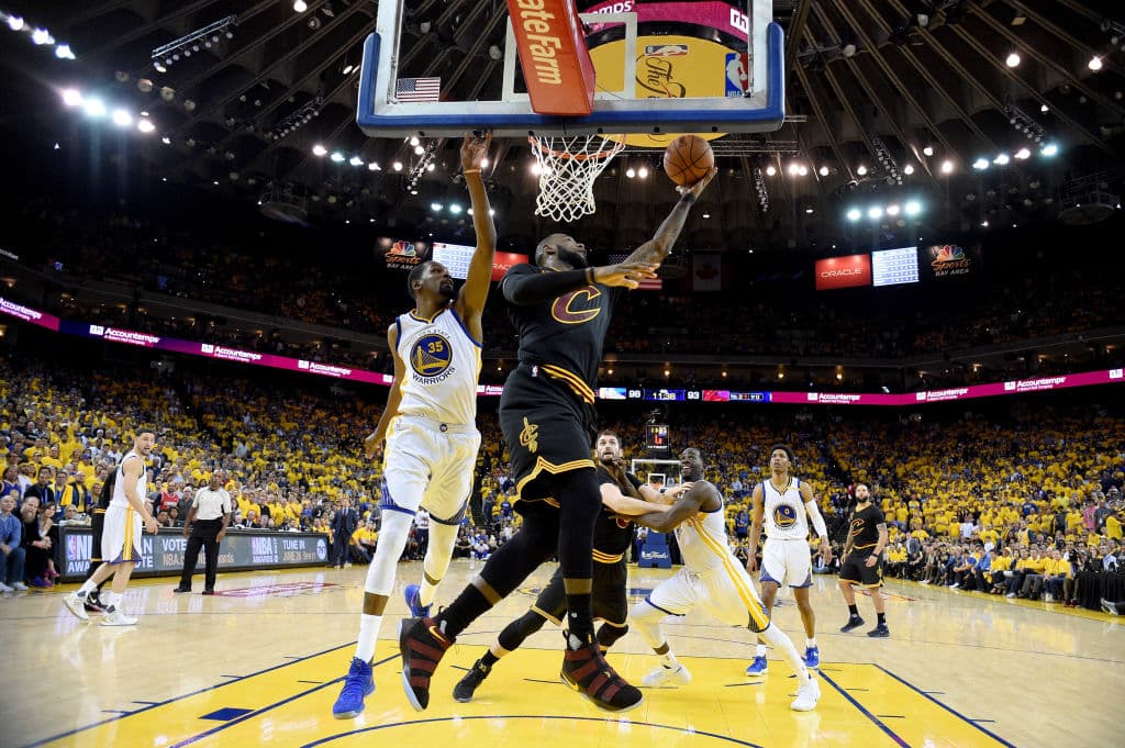 Esto dejó en posición poco favorable a LeBron y a los Cavs, quienes a pesar de todo regresaron a las Finales, contra todos los pronósticos y debido a la temporada irregular que tuvieron.