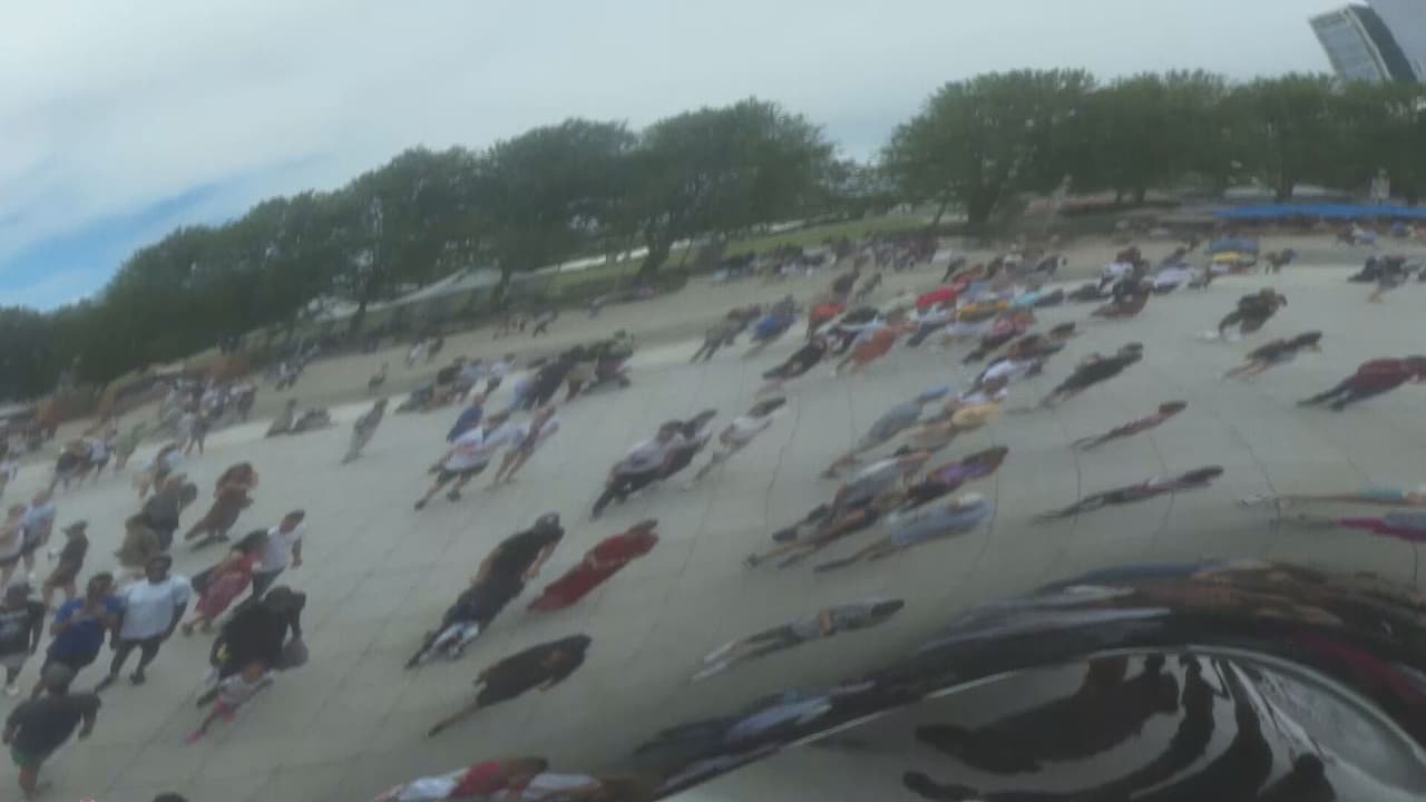 El cielo, las personas y todo el entorno se refleja en el material de acero.