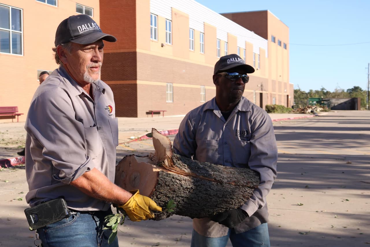 <a href="https://www.facebook.com/notes/dallas-police-en-espa%C3%B1ol/actualizaci%C3%B3n-de-tormenta-del-20-de-octubre/2522202011205169/" target="_blank">El Departamento de Policía de Dallas</a> ha decretado acceso restringido a todas las áreas afectadas por las tormentas. El horario será a partir de hoy lunes hasta el jueves desde las 7 p.m. hasta las 7 a.m.