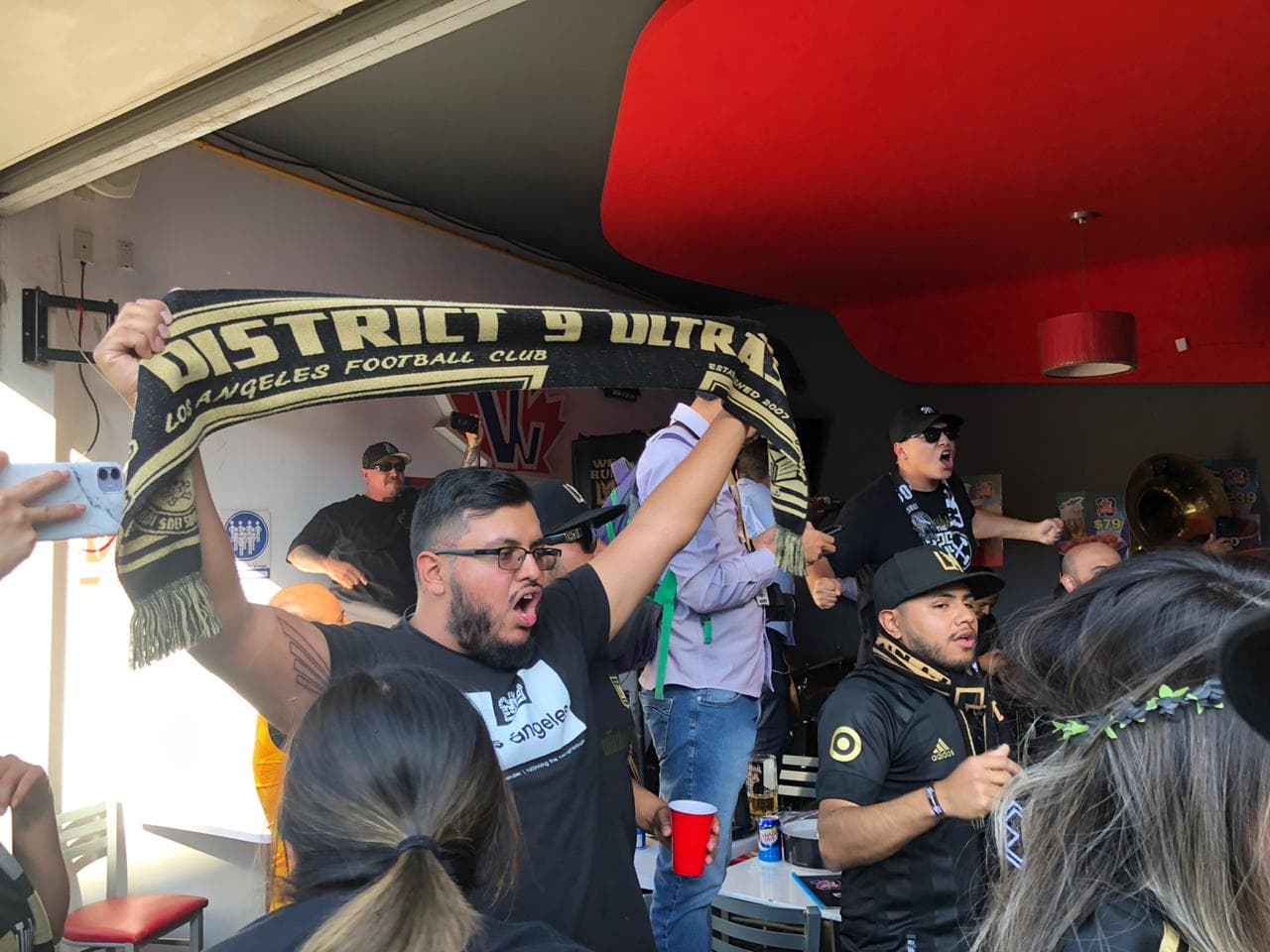 Muy prendida y animada la afición angelina, poniendo el color en León para alentar al LAFC.