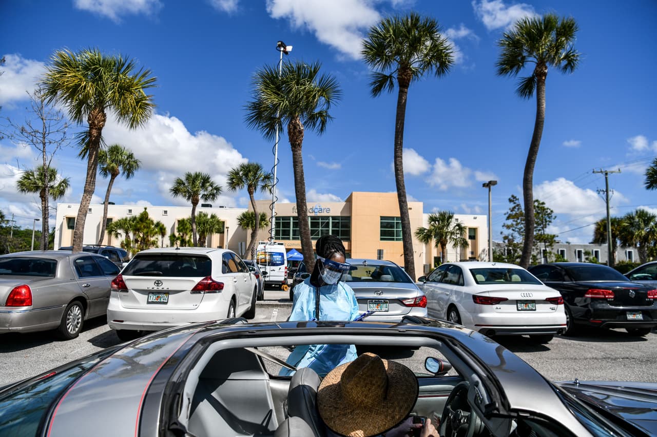 Una enfermera realiza una prueba de coronavirus a un residente de la ciudad de West Palm Beach en Florida.