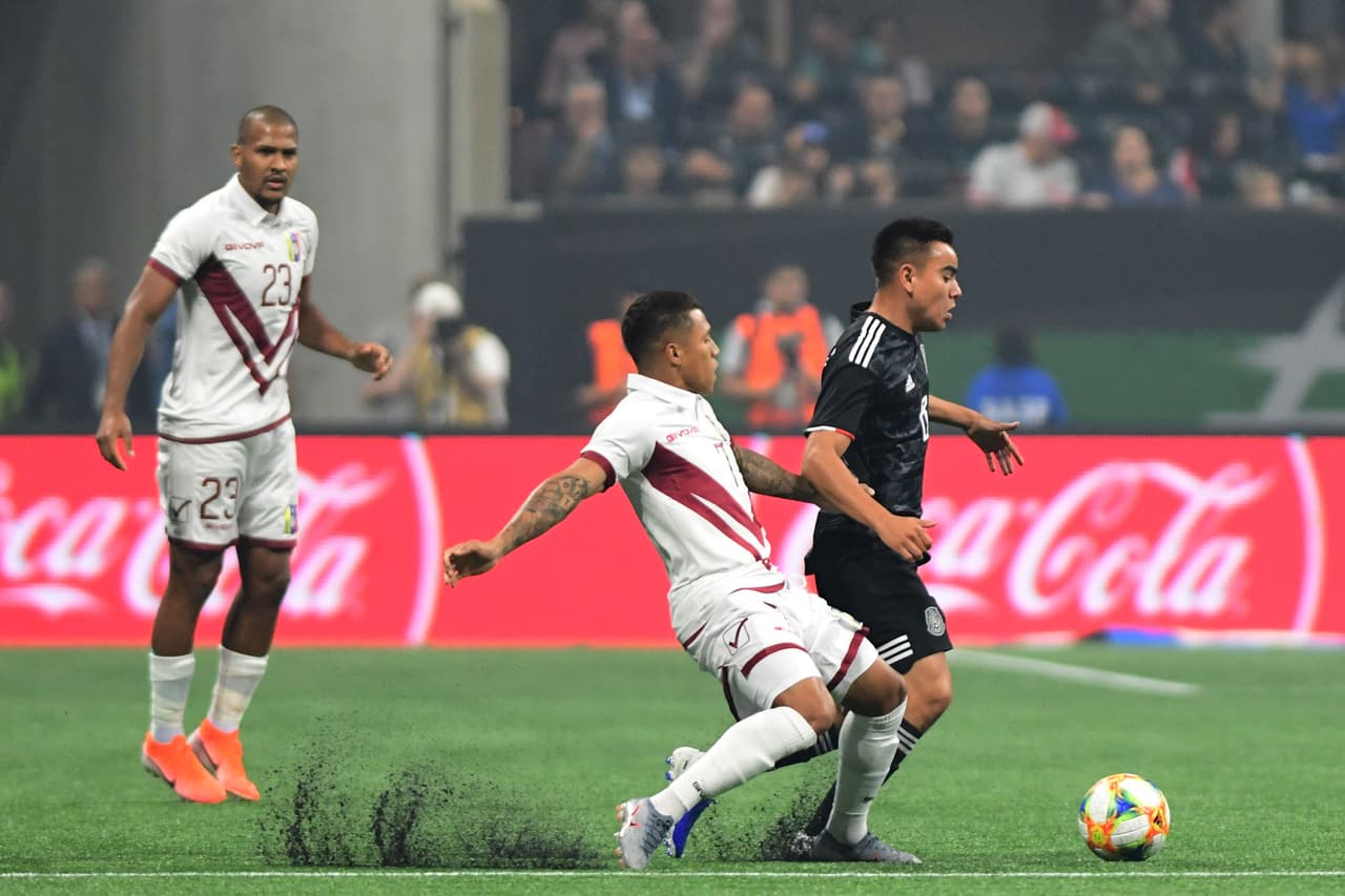 Pero era el Tri el que estaba generando las mayores sensaciones de peligro pese a la manera en la que había empezado a presionar el equipo venezolano.