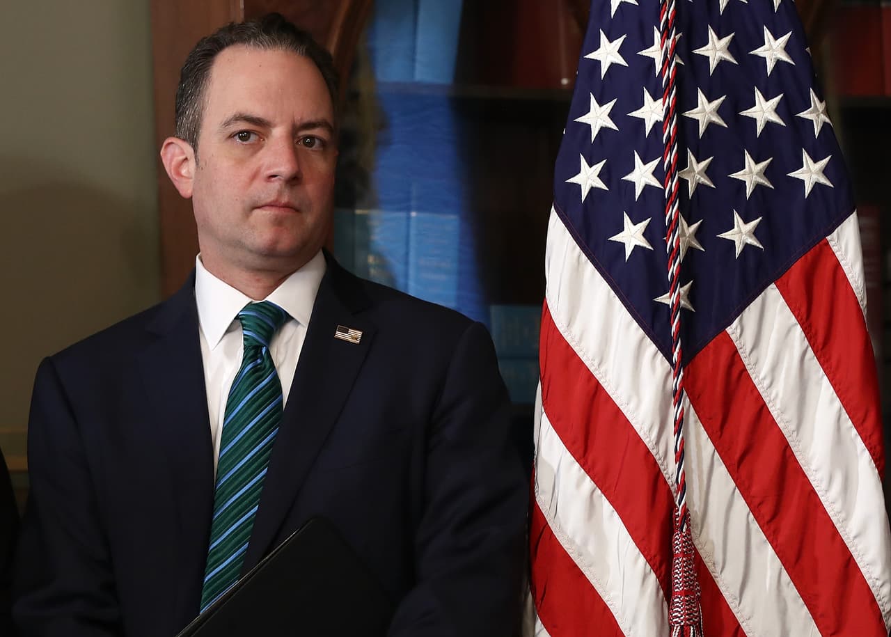 <b>Reince Priebus </b>fue sustituido como jefe de gabinete por John Kelly. El presidente
<b><a href="http://www.univision.com/temas/donald-trump" target="_blank">Donald Trump</a></b> anunció el 28 de julio de 2017 su reemplazo por quien hasta ahora era su secretario de Seguridad Nacional. Priebus contó a CNN en una entrevista televisiva que presentó su renuncia el día antes. "Él me dijo que quería hacer las cosas de un modo diferente (...) yo sigo apoyando al presidente, a su agenda y a John Kelly", aseguró. Estuvo
<b> 189 días en el cargo</b>.