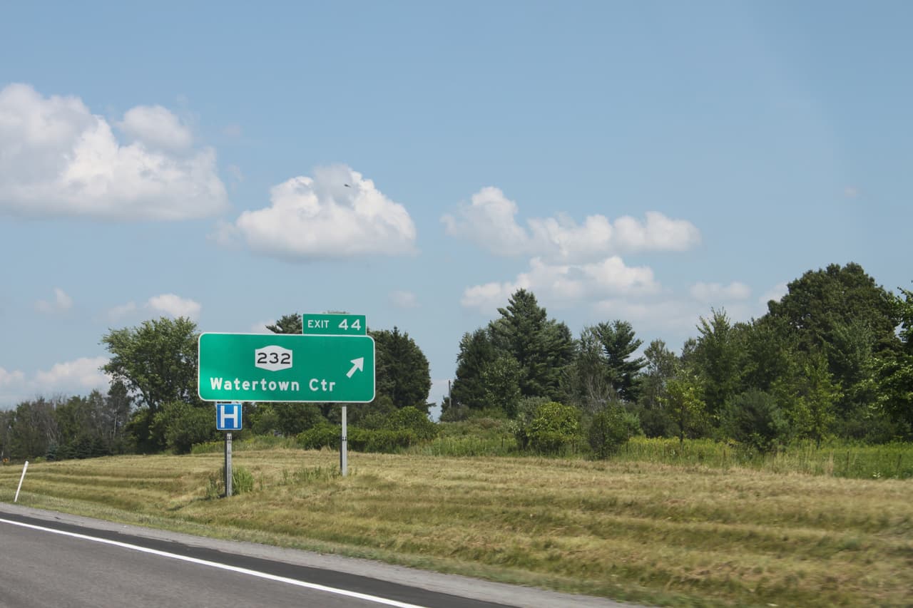 En el puesto 16 se encuentra Watertown-Fort Drum, Nueva York.
<br>
<br>• Empleo: 2014-2019: -3.3% (44,872 a 43,386).
<br>
<br>• Empleo estatal: 2014-2019: + 2.2% (9,009,079 a 9,203,379).
<br>
<br>• Desempleo de junio: 4.2%.
<br>
<br>• Industria con la mayor disminución del empleo: comercio, transporte y servicios públicos.
<br>
<br>• Ingreso promedio de un hogar: $ 47,101.
<br>