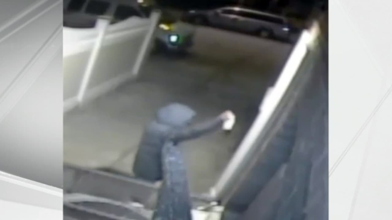 X gigante en recinto sagrado