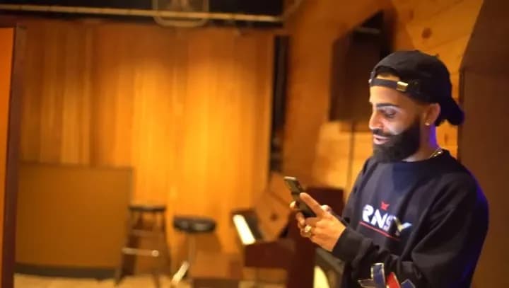 "Ven y Pégate" fue la canción que los lanzó a la fama, tras aparecer en el álbum "Sangre nueva", de Héctor El Father. Curiosamente, a pesar de trabajar durante varios años juntos Arcangel y De La Ghetto nunca sacaron un álbum juntos. Esos problemas con la disquera lo llevaron a demandarlos en 2007, y luego anunciar su inicio como solista.