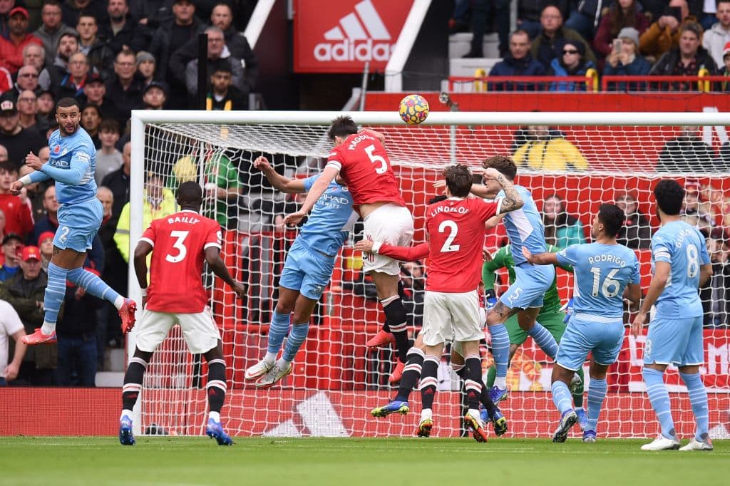 Con autogol de Eric ailly y la anotación de Bernardo Silva le dan la victoria 0-2 al Manchester City en el primer derby de Manchester de esta temporada.