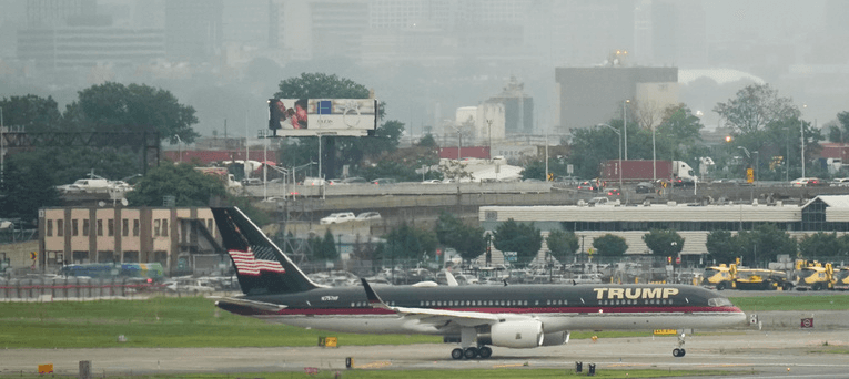 El avión del expresidente Donald Trump despega de Newark, Nueva Jersey, este 24 de agosto de 2023, rumbo a Atlanta, Georgia.