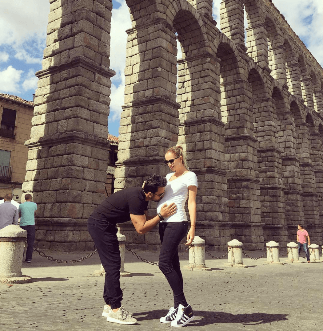 Aquí, Luis Fonsi está con su esposa, Águeda López, en el Acueducto Romano en Segovia, España. La pareja se casó en 2014.