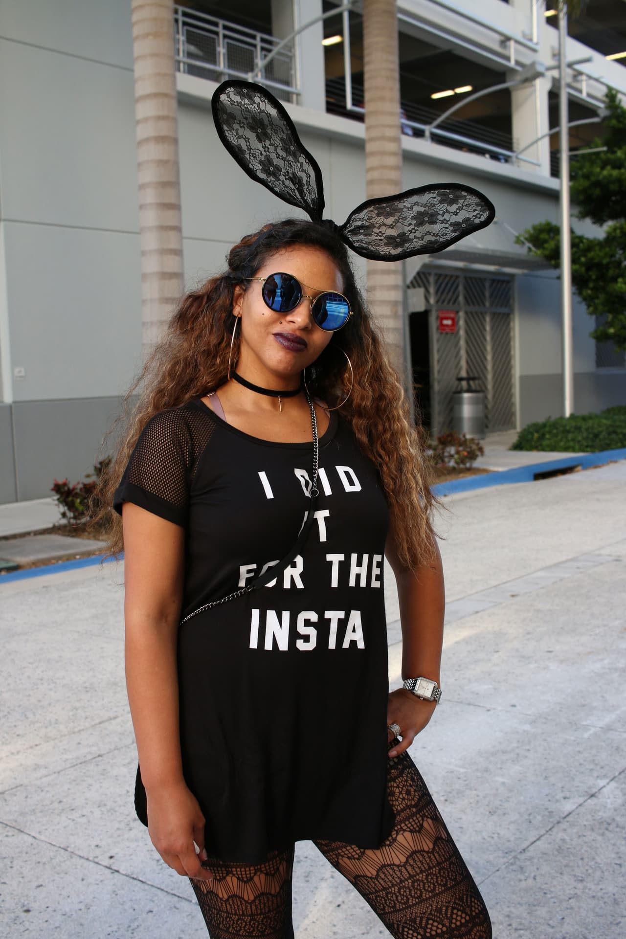 Sacándole provecho a una de las referencias más emblemáticas de la cultura popular, Beyoncé ha hecho de las 'bunny lace ears' (orejas de conejo de encaje) uno de sus sellos. Por eso muchas visitantes de Miami, aunque no fuera Halloween las replicaron para celebrarla.