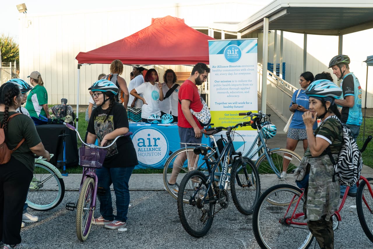 <i>Habitantes de la comunidad de Galena Park se preparan para dar un paseo en bicicleta, organizado por Air Alliance Houston. La actividad es parte de una serie de recorridos destinados a educar a la gente sobre la contaminación del aire en la zona. </i>