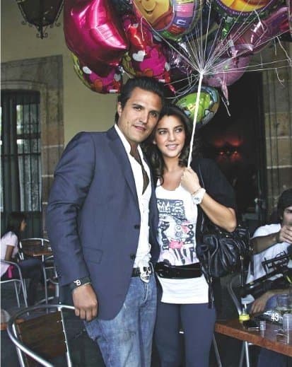 En febrero de 2011, Sara anunció la ruptura a través de su cuenta de Twitter: "Nuestras vidas han tomado diferentes caminos y tristemente nuestra relación llegó a su final, espero comprendan y respeten. Hablo de mi vida personal desafortunadamente, gracias por su cariño me da fuerza para seguir, es un momento difícil”.
<br>