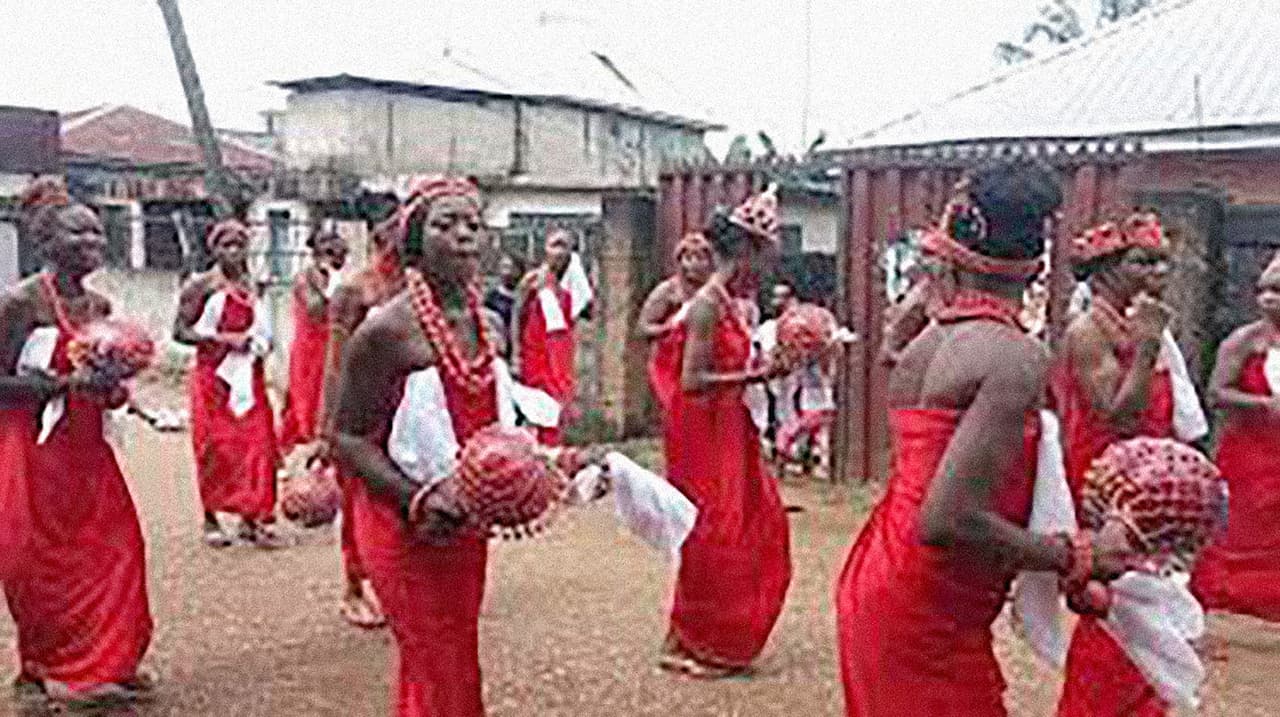 <b>‘Awuru Odo‘</b>
<br>
<br>Esta colorida celebración tiene lugar cada dos años en Nigeria y puede durar hasta seis meses. Comienzan en el momento en el que creen que los espíritus de los muertos regresan a la tierra para convivir con los vivos y terminan cuando suponen que ya regresan.
<br>