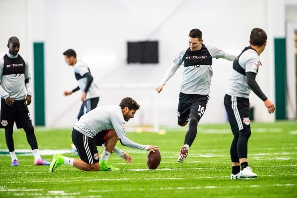 Sacha Kljestan y otros jugadores de New York Red Bulls se "venden" como pateadores de la NFL
