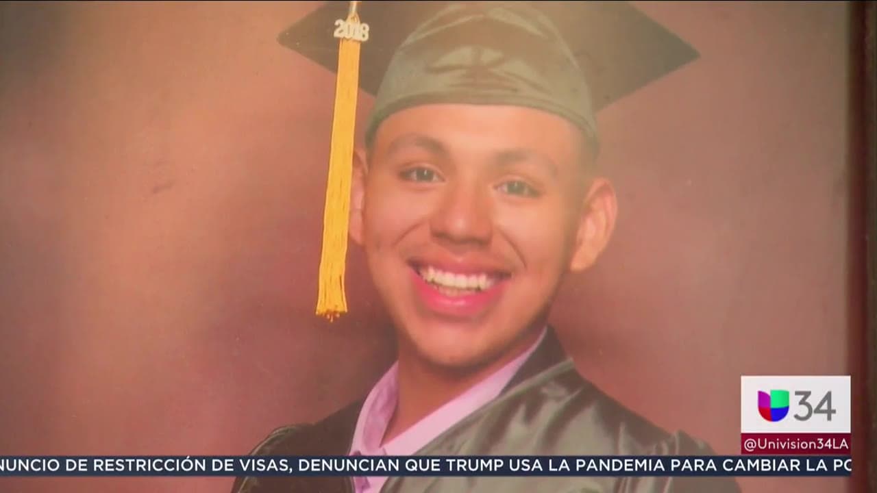 Andrés Guardado de 18 años, murió tras recibir seis disparos por parte de un alguacil de Los Ángeles. Su familia asegura que el joven trabajaba como vigilante cuando murió.