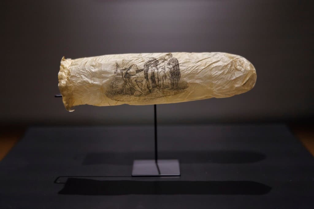 Un condón de 200 años con arte erótico, en exhibición