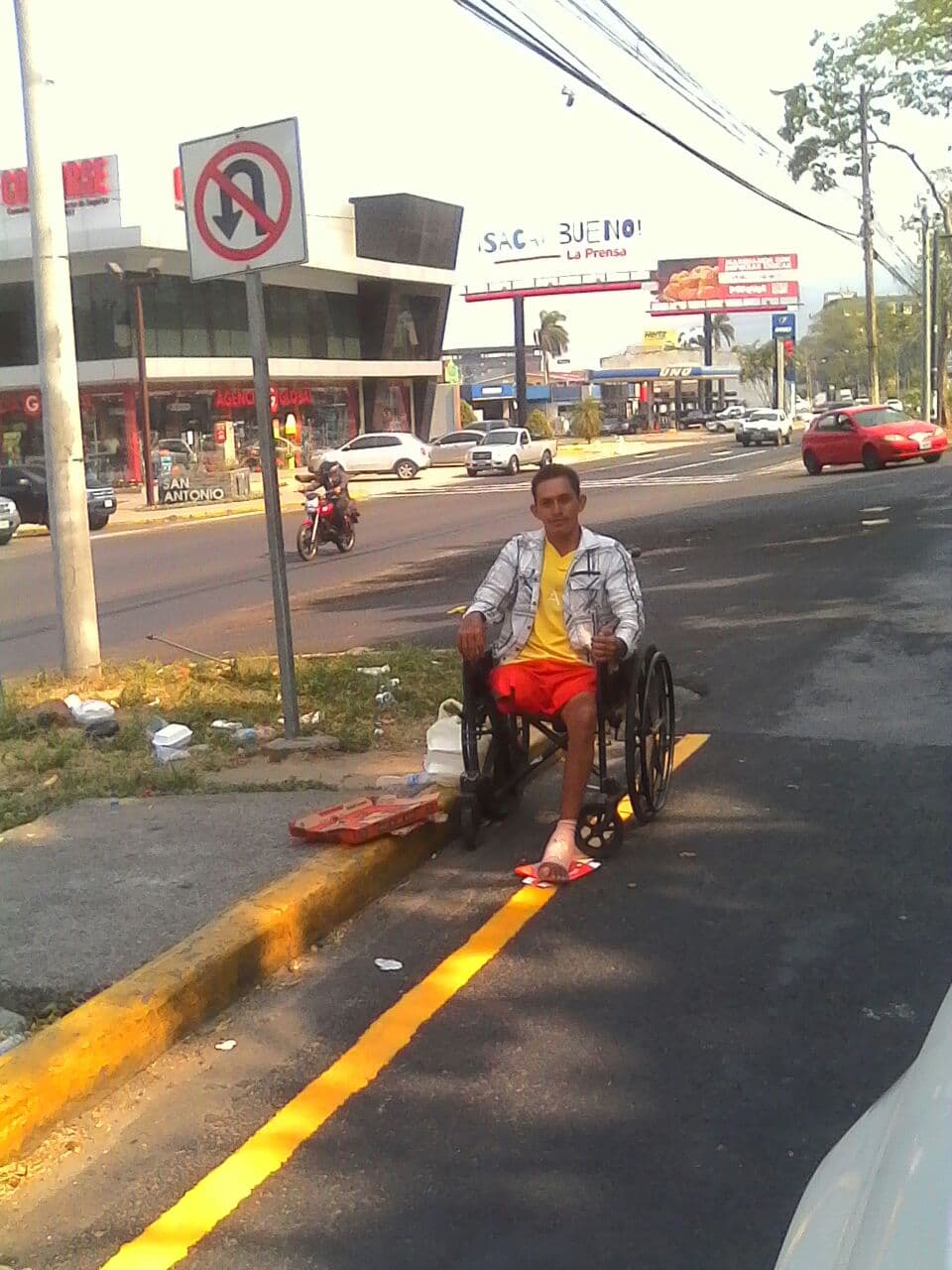Con su pie aun sin cicatrizar, y una silla prestada, pide ayuda en las calles de San Pedro Sula. Su sueño es montar su propio puesto de frutas y terminar la escuela.