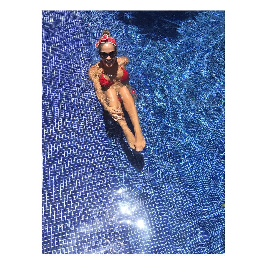 ¿Qué tal este traje rojo de dos piezas? Éste sin duda dejó en claro que su belleza interna también se refleja en el exterior.