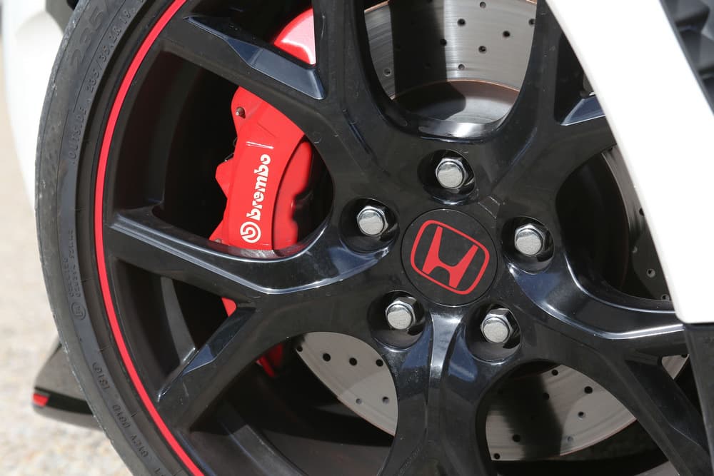 El Honda Civic Type R lleva unas llantas deportivas Continental SportContact 6 en medida 235/35 R19. Sus frenos poseen pinzas fijas Brembo, de cuatro émbolos, y discos ventilados de 350 mm (13.77 pulgadas).