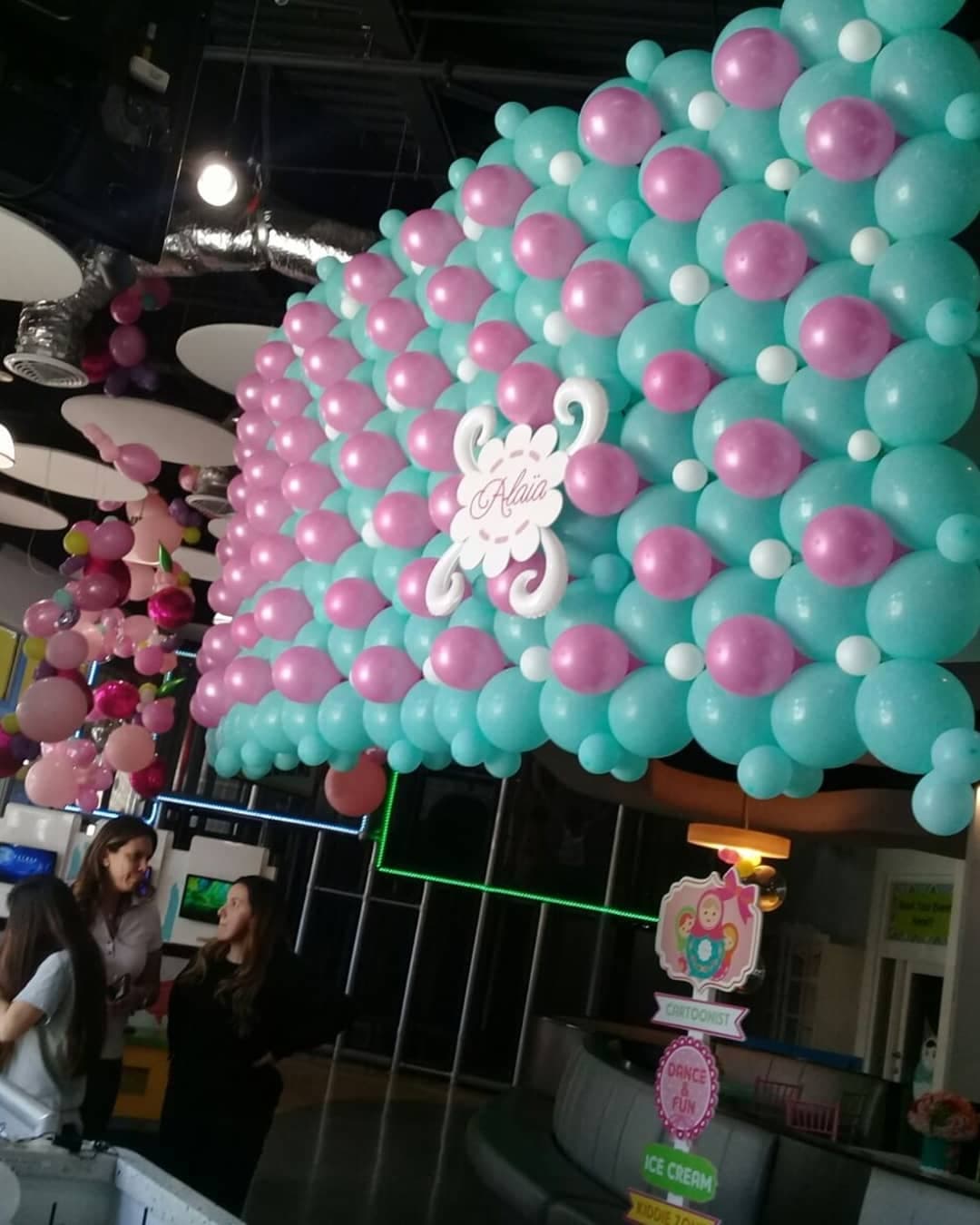 Cientos de globos adornaban la entrada al evento en donde los invitados pudieron disfrutar bailando, pintando y viendo actos de magia.