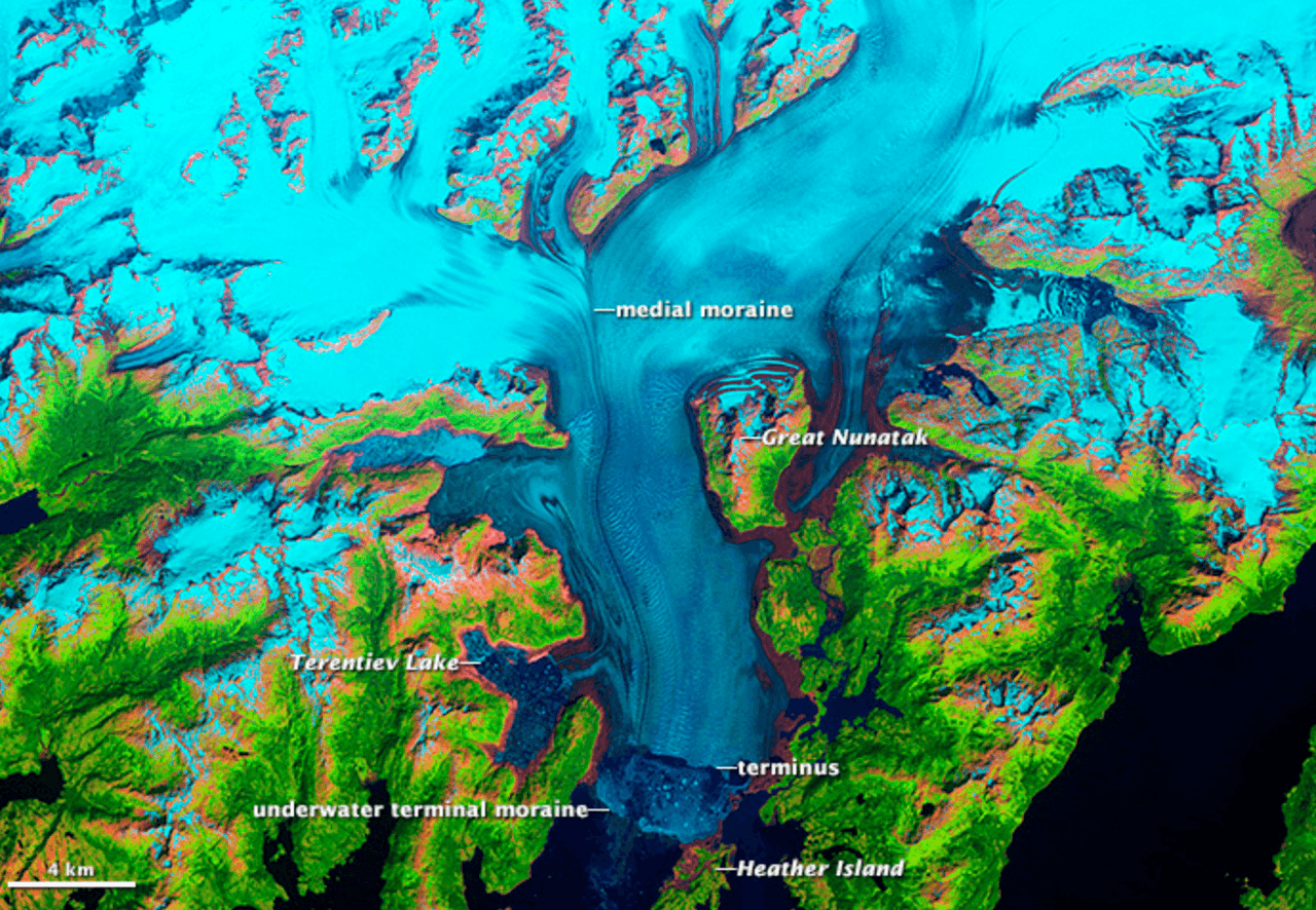 <b>Retiro del glaciar Columbia 1, 28 de julio de 1986. </b>Los científicos han estudiado durante mucho tiempo el veloz retroceso del glaciar Columbia de Alaska, un glaciar que desciende a través de las montañas Chugach hasta Prince William Sound. Cuando los exploradores inspeccionaron por primera vez el glaciar en 1794, llegaba hasta el extremo norte de la isla Heather y se mantuvo ahí hasta 1980, cuando comenzó una rápida retirada.
<br>