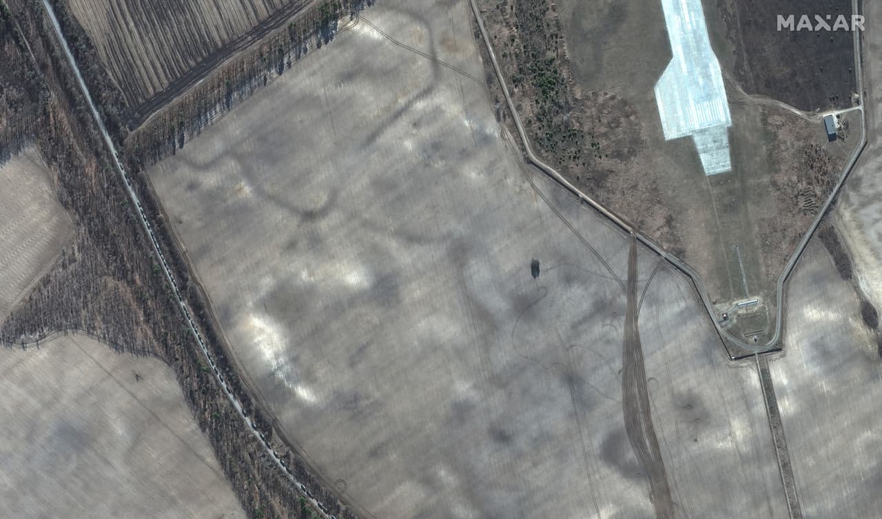 Imagen satelital proporcionada por Maxar Technologies muestra el extremo sur del convoy en la autopista T-1011 a lo largo del borde este del aeropuerto Antonov cerca de Kiev, Ucrania, el 28 de febrero de 2022.