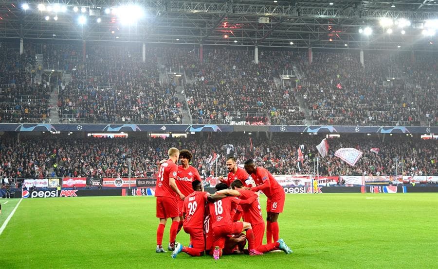 El Napoli derrota 2-3 al Red Bull Salzburg con goles de Mertens (2) e Insgine; por los locales descontó Haland (2).