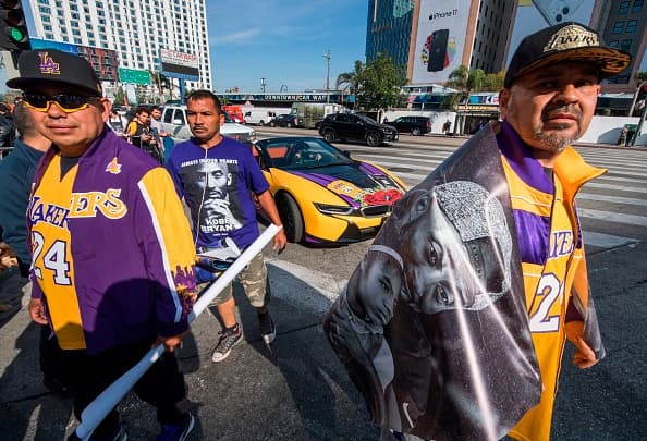 Y aún cuando fueron invitados para la celebración de la vida de Kobe y Gianna Bryant, el evento también sirvió de escenario para conmemorar las vidas de
<b>Christina Mausser, Payton Chester, Sarah Chester, John Altobelli, Alyssa Altobelli, Keri Altobelli y el piloto Ara Zobayan.</b>