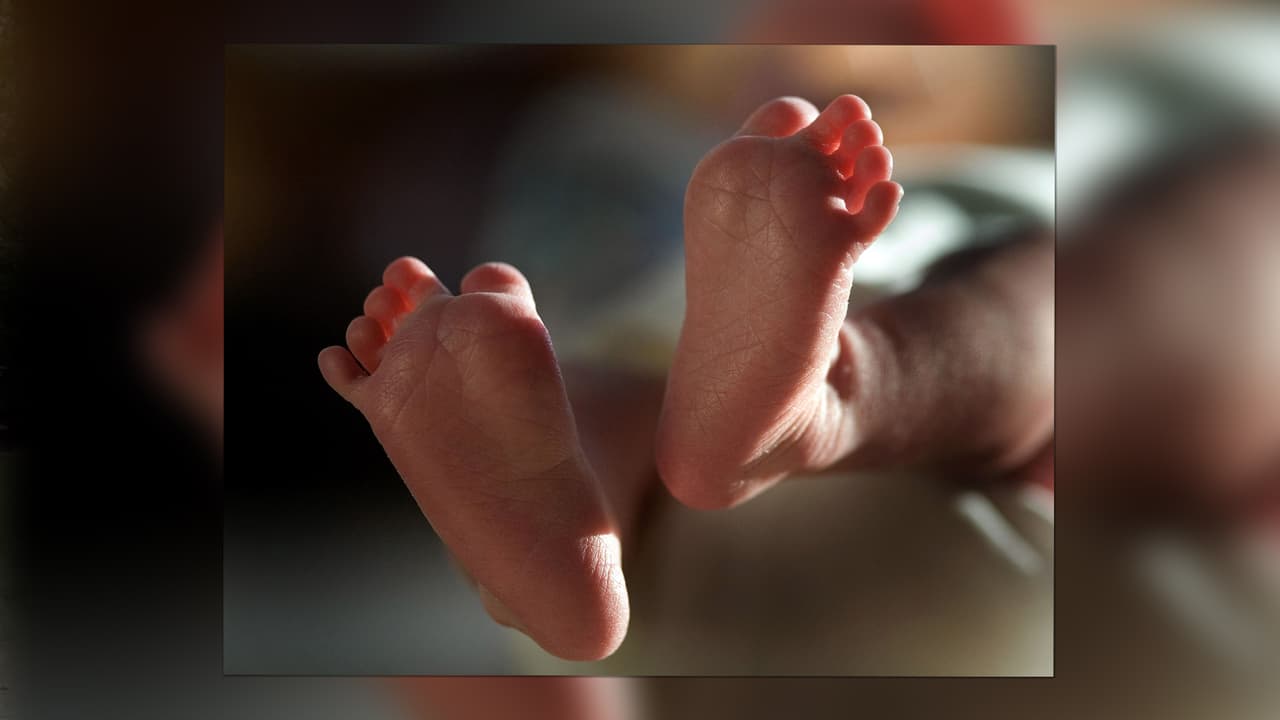 Un bebé de 11 meses que se ahogaba en una bañera es salvado por una policía hispana