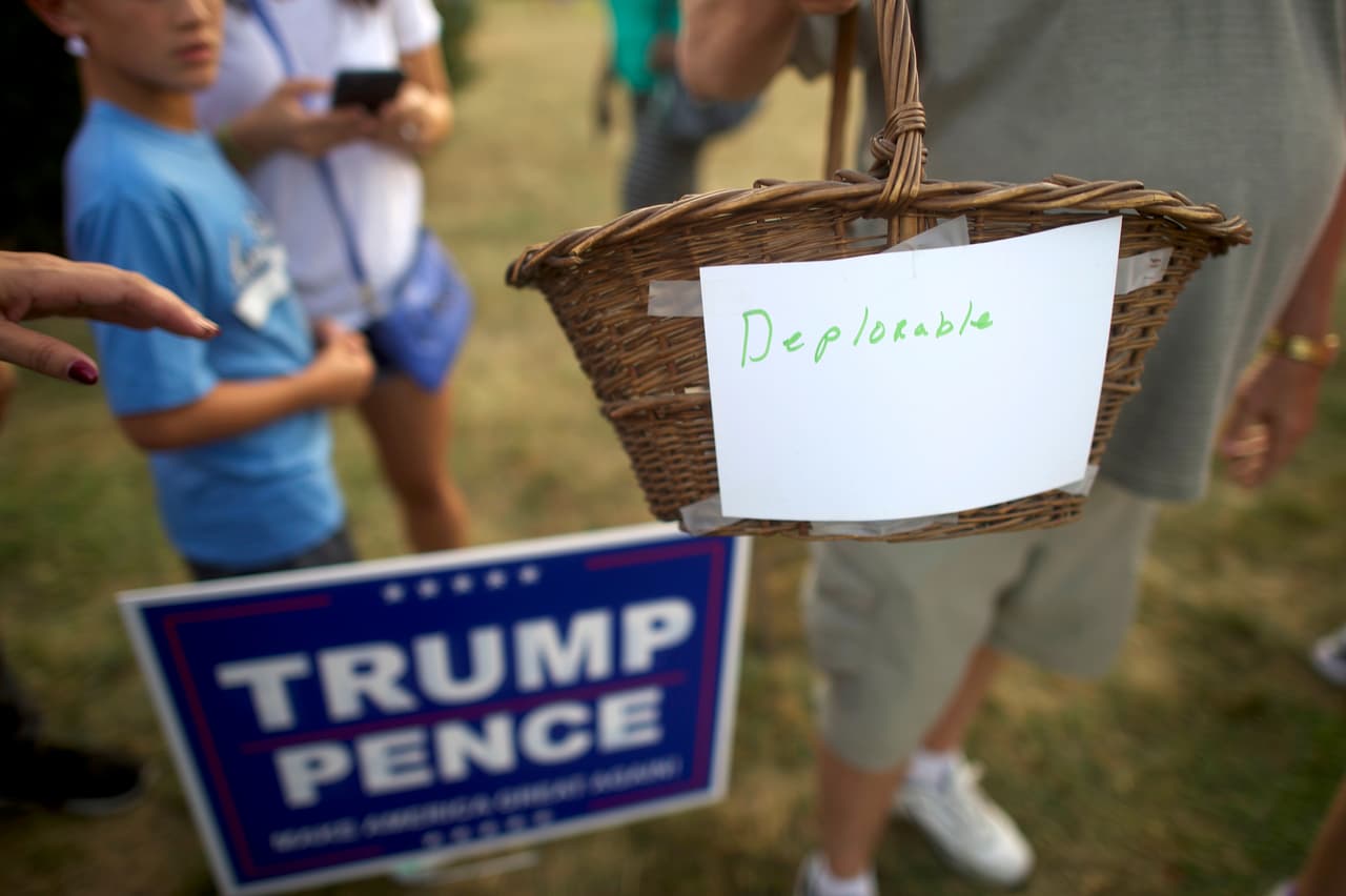 Una seguidora de Donald Trump sostiene una canasta marcada con una etiqueta de "deplorable", antes de un evento del candidato republicano en Aston, Pennsylvania, el 13 de septiembre de 2016.
