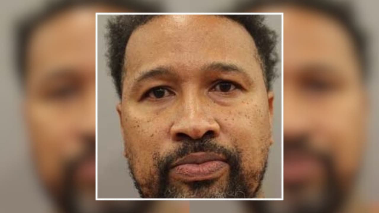 Detienen en Houston a hombre de 49 años acusado de homicidio, distribución de metanfetaminas y posesión ilegal de armas