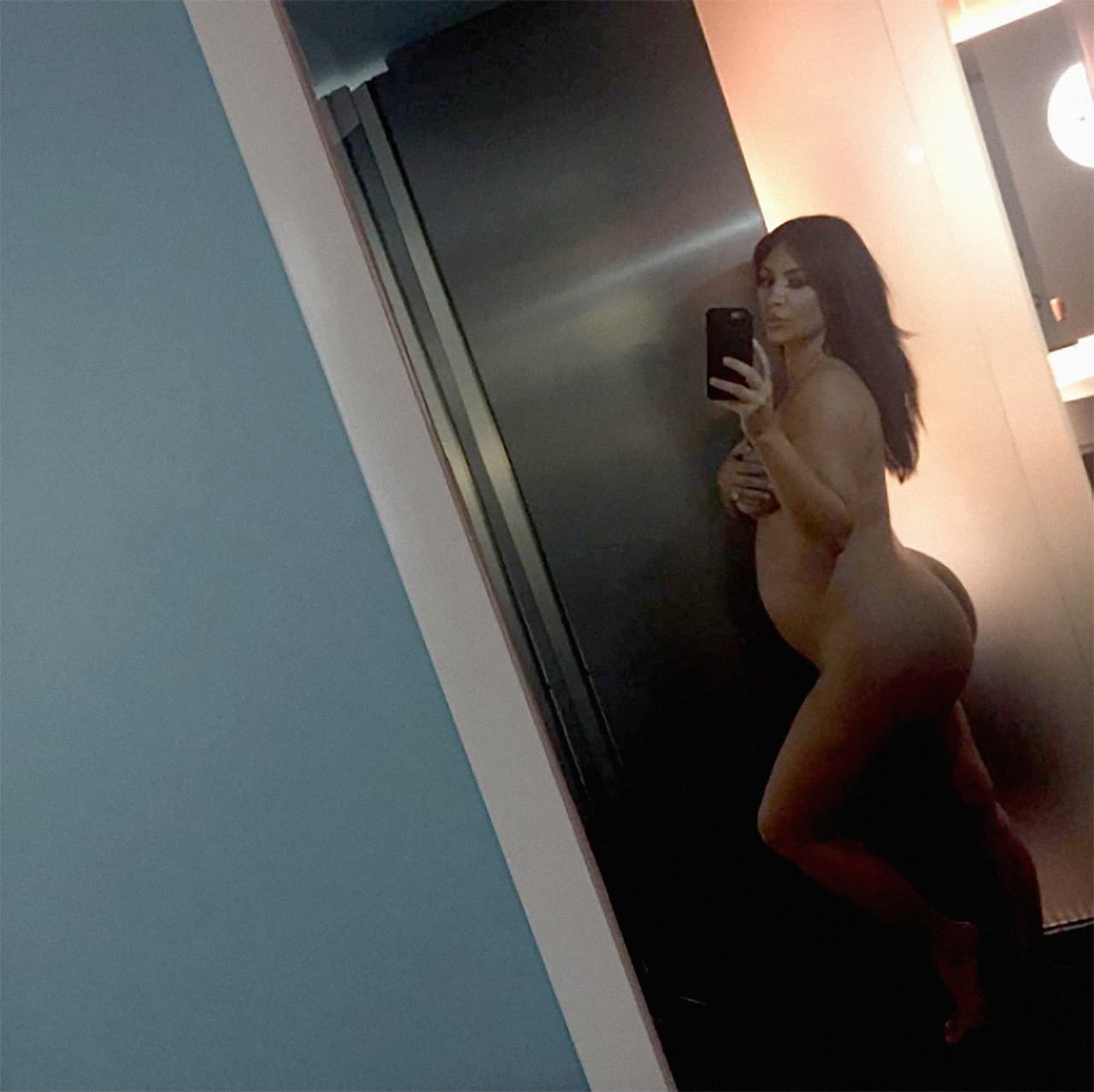 <b>Un desnudo popular, 2015. </b>La celebridad kim Kardashian publicó este selfie en su Instagram en agosto de 2015, antes del nacimiento de su segundo hijo. “El cuerpo de cada persona es diferente, cada embarazo es muy diferente. He aprendido a amar a mi cuerpo en cada etapa”, escribió sobre esta fotografía.