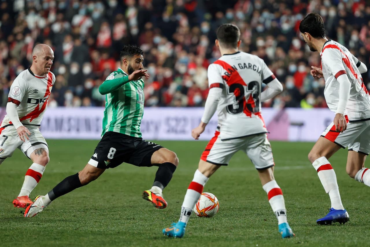 Real Betis se lleva la semifinal de ida tras derrotar al Rayo Vallecano 2-1 en la Copa del Rey. Borja Iglesias y Victor Carvalho le dieron el triunfo a la escuadra verdiblanca, mientras que Álvaro García descontó para los locales. Los mexicanos Diego Lainez y Andrés Guardado estuvieron en la banca.