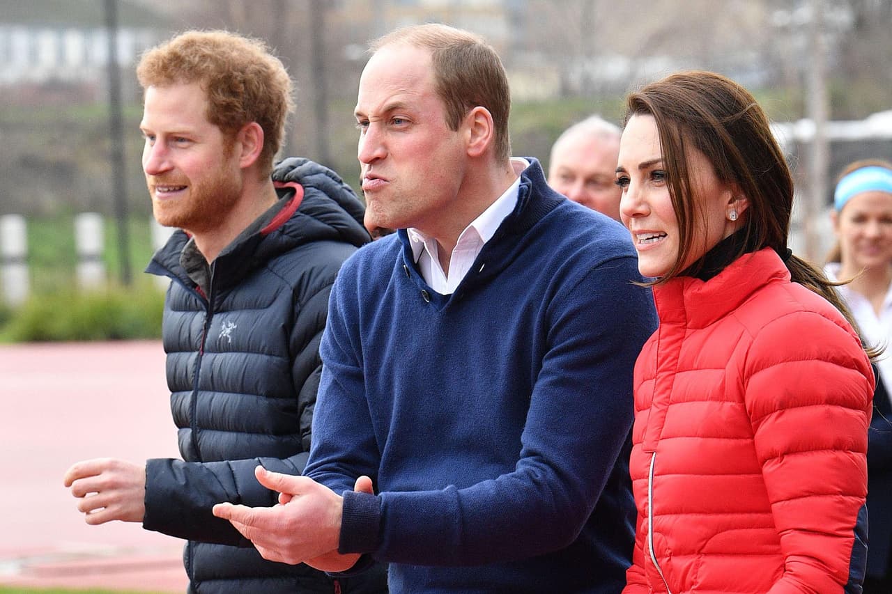 Los hermanos Harry y William serán separados por su primo, Peter Phillips, quien se colocará entre ellos durante la caminata de ocho minutos que harán del castillo de Windsor a la capilla de San George, tras el ataúd del duque de Edimburgo.