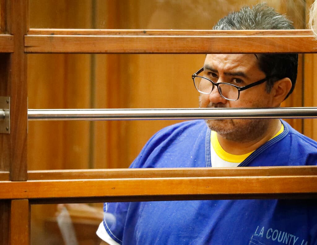 De acuerdo con la
<b><a href="https://www.univision.com/noticias/criminalidad/oficial-de-la-fiscalia-de-california-declara-que-el-fbi-tambien-investiga-al-lider-de-la-luz-del-mundo">Fiscalía de California,</a></b> Naasón Joaquín y sus presuntas cómplices abusaron sexualmente de cinco fieles de su iglesia, algunas de las cuales eran menores de edad cuando ocurrieron los hechos. Él se ha declarado inocente o "no culpable", como establece la ley penal estadounidense.