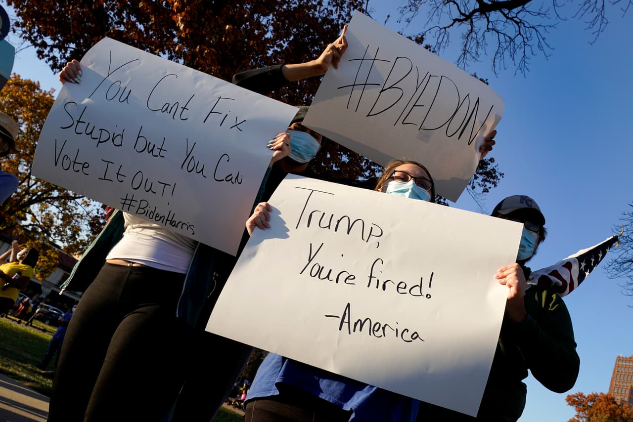 En el Country Club Plaza shopping district en Kansas City, también salieron a celebrar el triunfo del presidente electo Joe Biden.