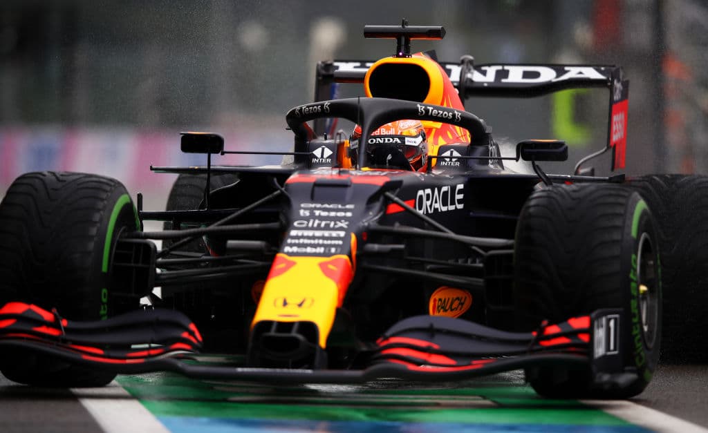 Max Verstappen aseguró la pole position con un tiempo de 1:59.765, sorpresivamente el piloto que consiguió el segundo mejor tiempo fue el británico George Russell con 2:00.086 y en la tercera plaza quedó el heptacampeón de la Fórmula 1, Lewis Hamilton, con un tiempo de 2:00.099.