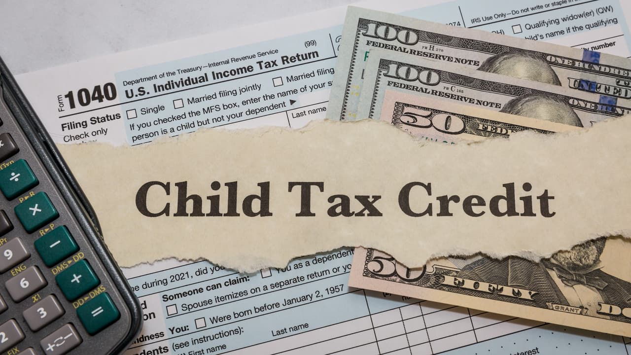 El
<b><a href="https://www.irs.gov/es/credits-deductions/individuals/child-tax-credit" target="_blank">Crédito Tributario por Hijos (CTC)</a></b> es un beneficio fiscal que ayuda a las familias con hijos calificados a
<b>reducir su carga tributaria o recibir un reembolso</b>.
<br>
<br>Aquí te explicamos cómo reclamarlo correctamente en seis pasos.