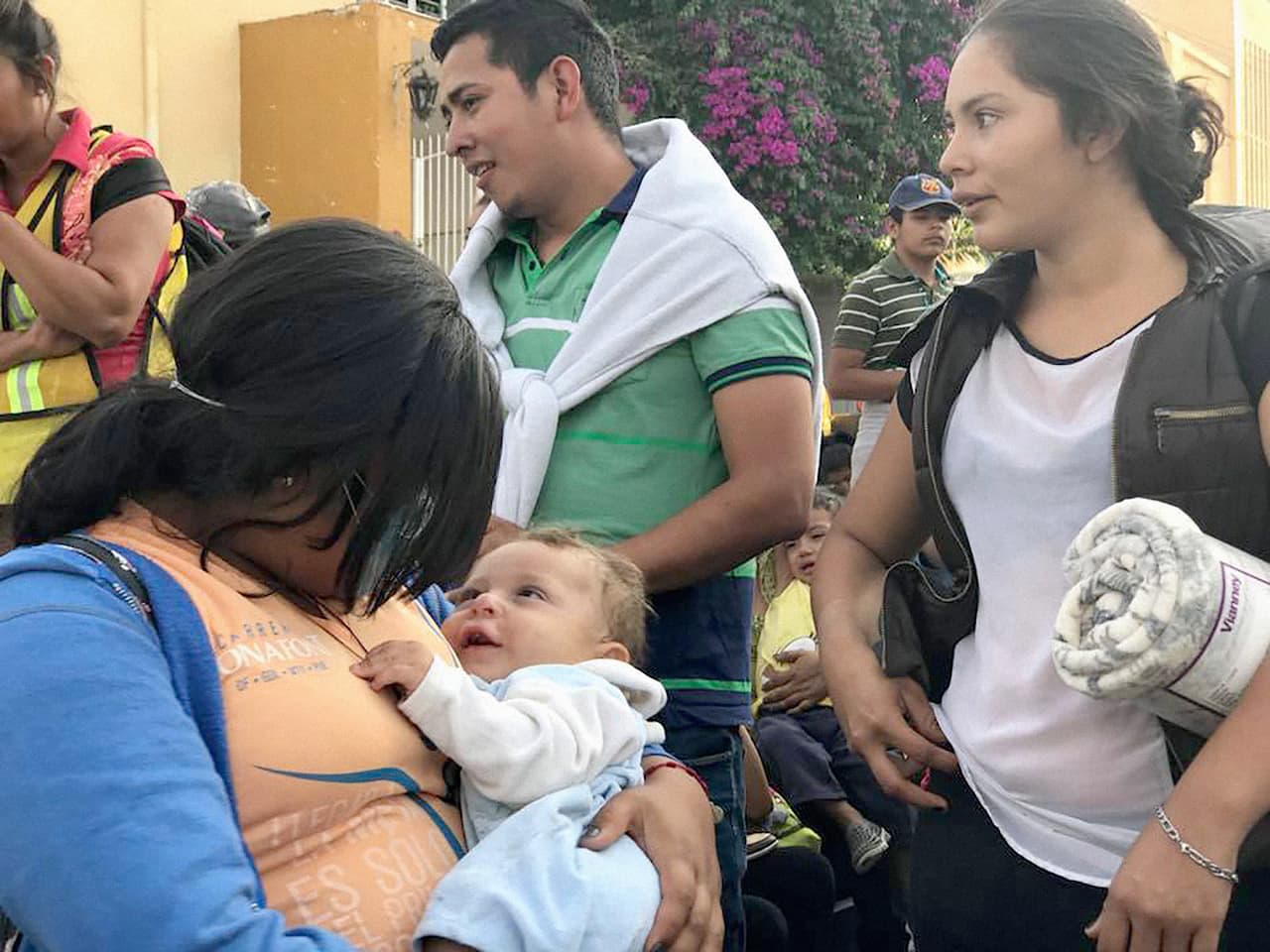Hombres mujeres y niños agotados por la dura travesía se dividen entre los que solicitarán asilo en Estados Unidos, los que optarán por quedarse en México y los que cruzarán por el desierto de manera ilegal. Desde el momento en que Donald Trump supo de la caravana no dejó de mostrar su mano dura contra los viajantes. Presionó al gobierno mexicano para que los detuviera y ordenó el envío de tropas de la Guardia Nacional estadounidense a la frontera.