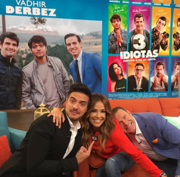 Y le confesó a Karla Martínez que en muchos aspectos de su vida, él se considera un "idiota soñador".