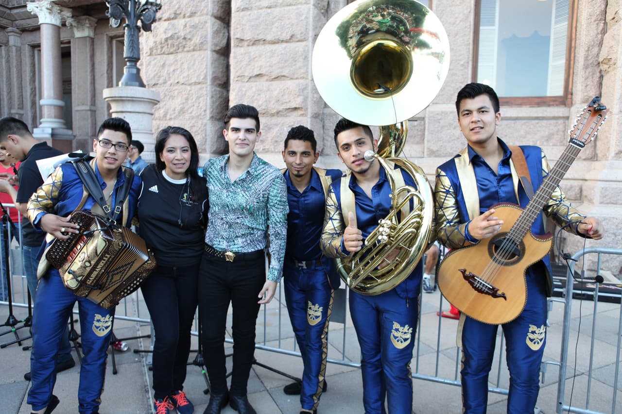 El equipo de Univision dio El Grito con mariachi y grandes espectáculos desde el Capitolio de Texas.