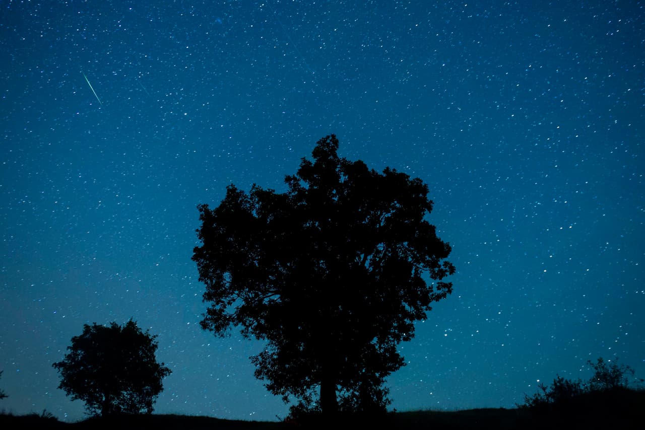 Según el sitio web de NASA,
<b> </b>durante la mayor intensidad de la lluvia de Perseidas normalmente se aprecian unos 100 meteoros por hora, pero esta vez podrían registrarse hasta unos 200, el doble de lo normal. Estas son imágenes de la madrugada de este viernes en Hungría. EFE/Peter Komka