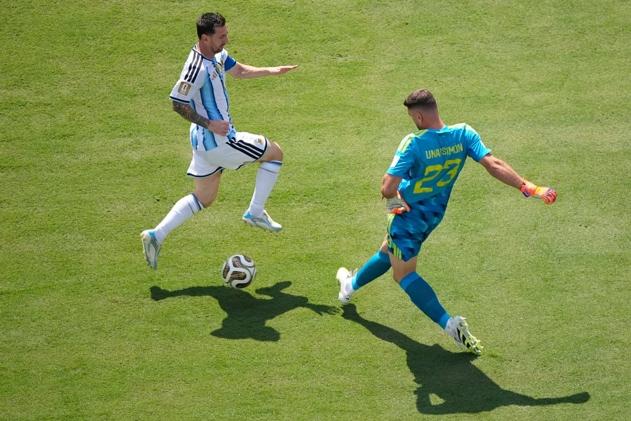 Unai Simón bloquea un disparo del astro argentino.